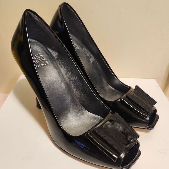 Saks Fifth Avenue Black Patent Leather Ruffle Front Peeptoe Pumps Sz.8 Ret $275 - Picture 2 of 7